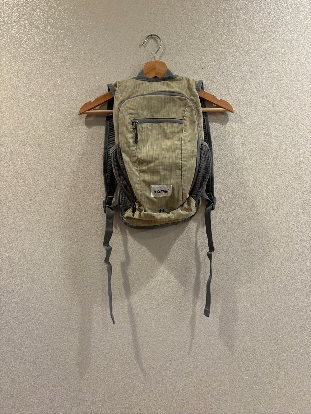 5/$26 G4Free Lightweight Running Backpack in Olive and Gray